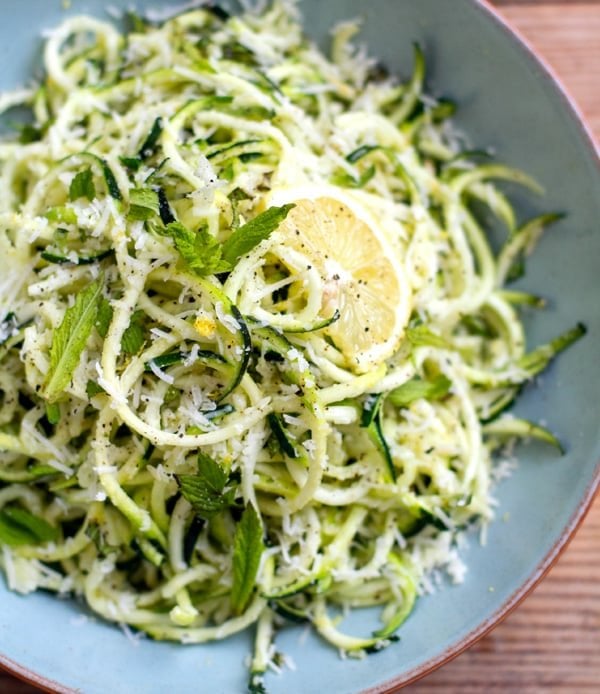 Premium AI Image  Making zucchini noodles using spiralizer in the kitchen