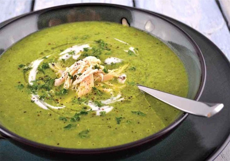 Cleansing spinach soup with chicken