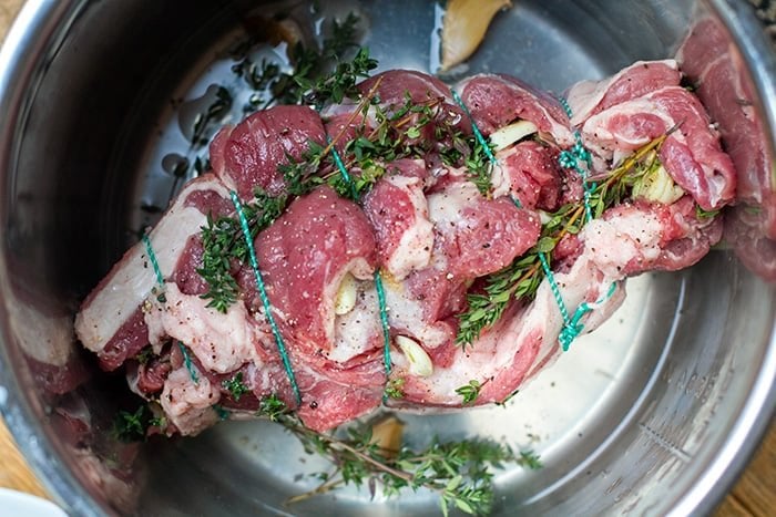 Cook roast lamb with a pressure cooker