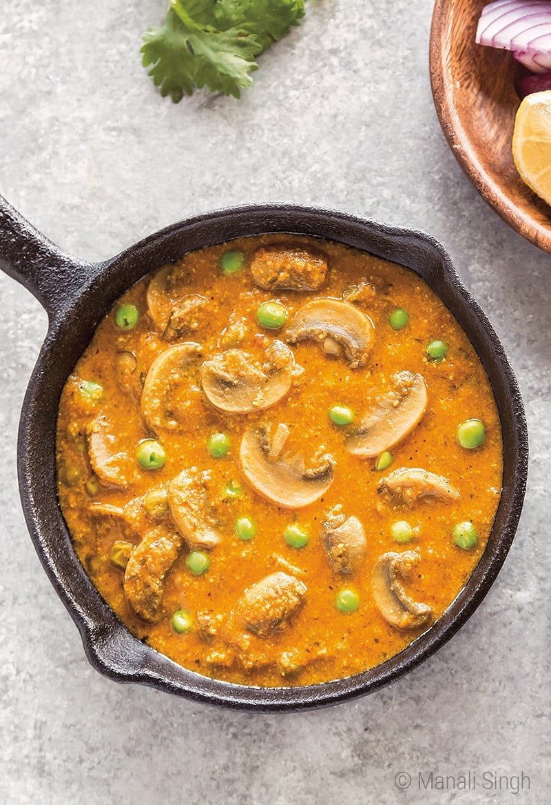 mushroom and green peas curry