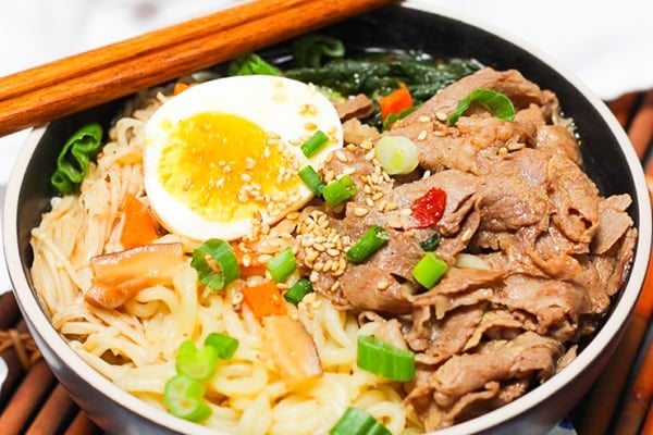 DELUXE INSTANT RAMEN WITH BEEF AND VEGETABLES