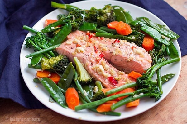 15-MINUTE ASIAN SALMON & GARLIC VEGETABLES