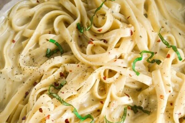 ONE POT VEGAN CREAMY GARLIC PASTA