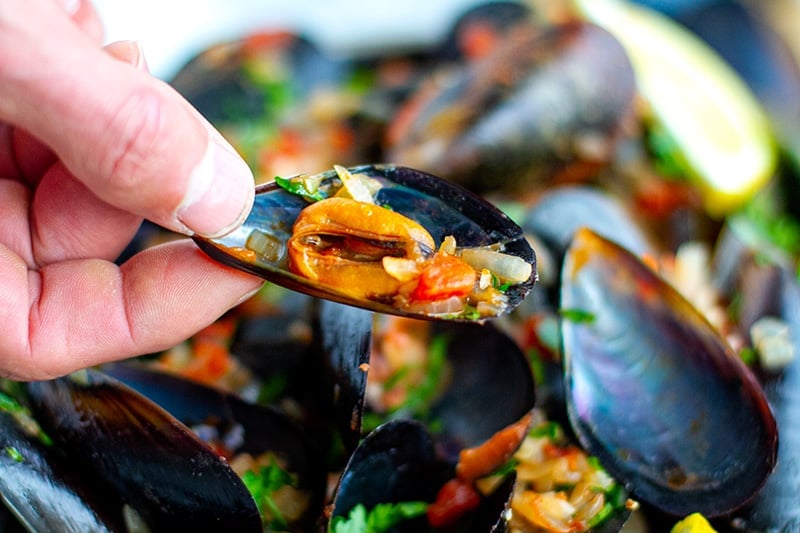 How to eat mussels