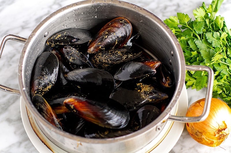 Preparing mussels for cooking