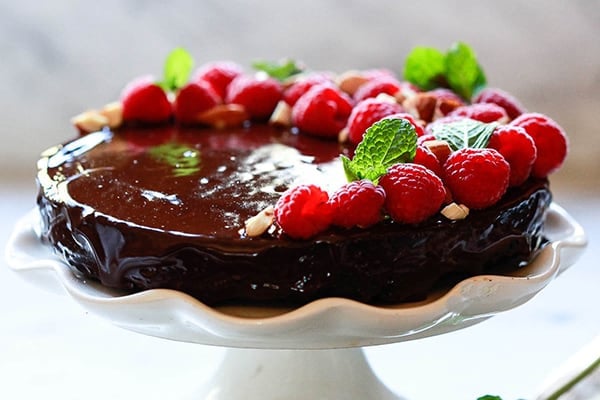 VEGAN CHOCOLATE CAKE WITH GANACHe