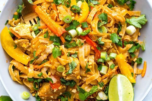 INSTANT POT CHICKEN PAD THAI