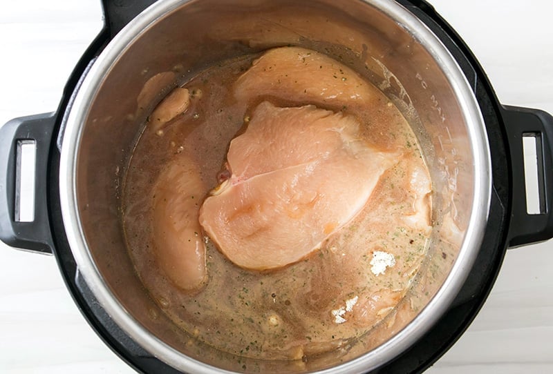 Mississippi chicken step 2: Place the chicken pieces in the liquid and stir a little. 