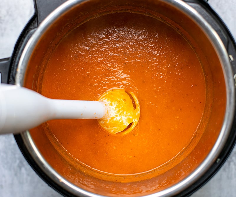 Blending tomato sauce in the pot