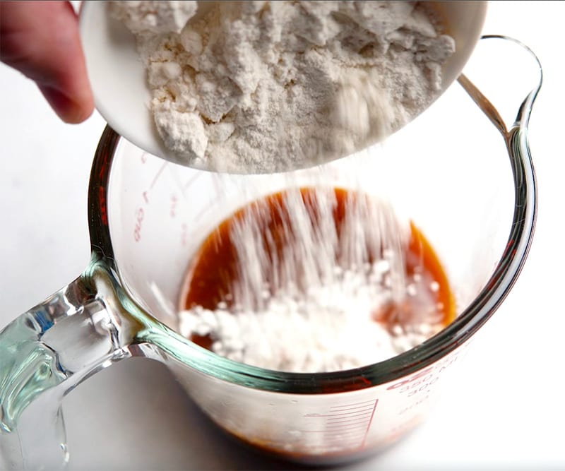 Making flour slurry to thicken the sauce