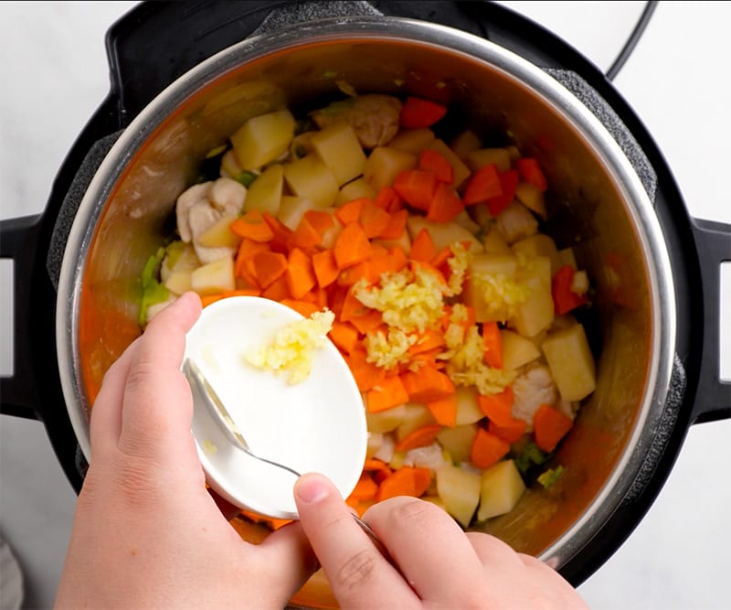 Carrots, potatoes, garlic in the chicken stew