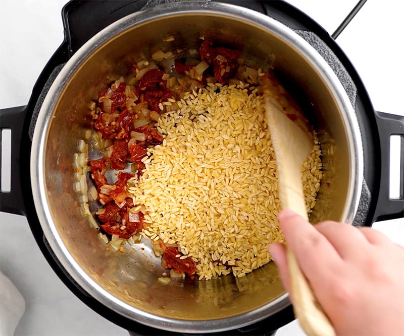 Orzo and sun-dried tomatoes in the pot