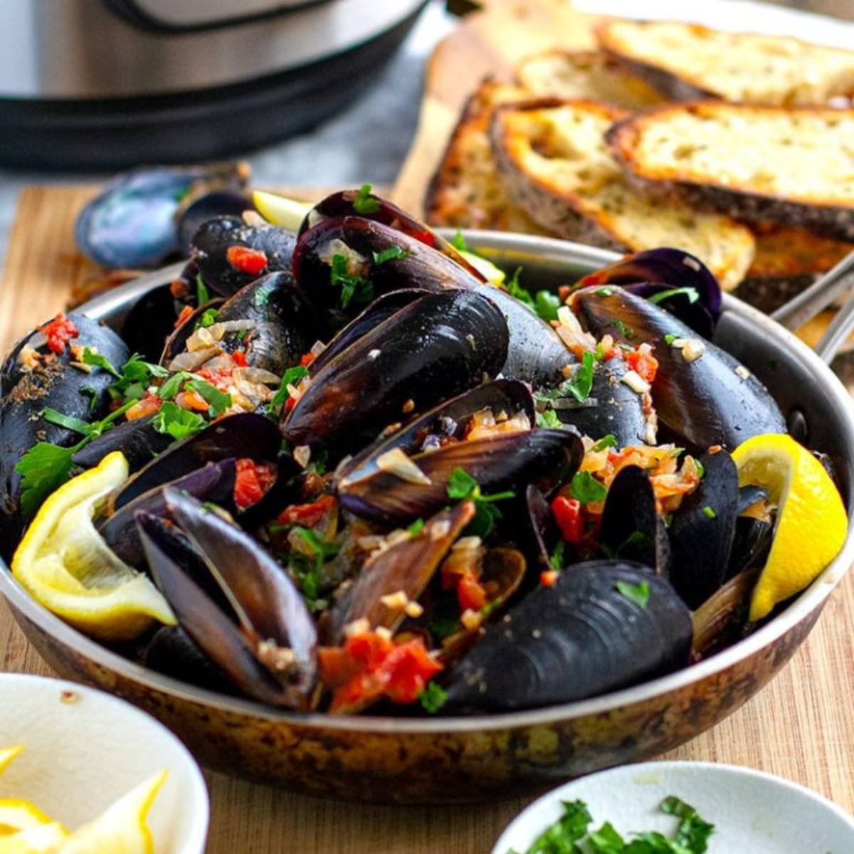 A delicious Instant Pot Mussels Marinara with tender mussels cooked in a rich, tangy marinara sauce, served with crusty bread or over pasta.







