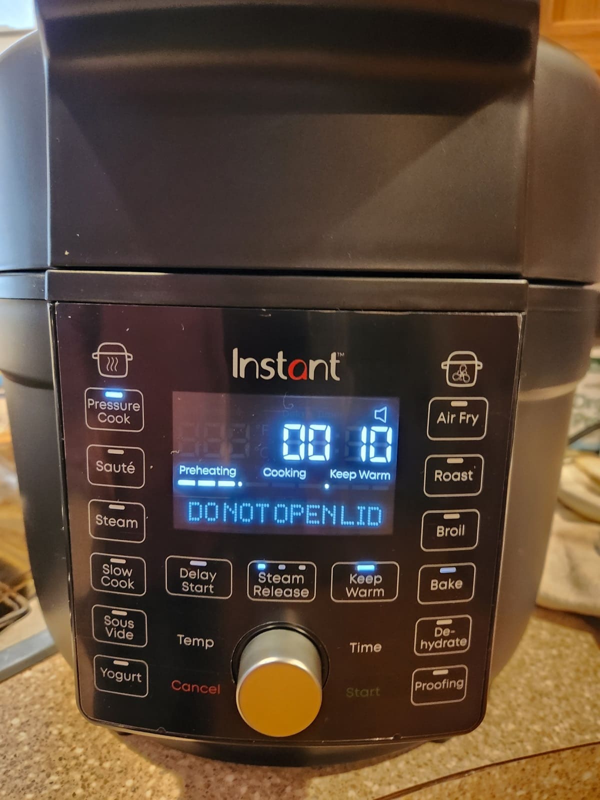 the message on the control panel on the Instant Pot Duo Crisp: do not open the lid