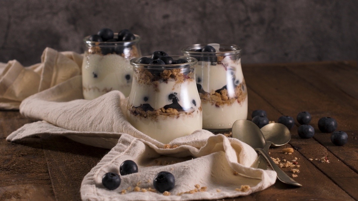 yogurt with blueberry and granola