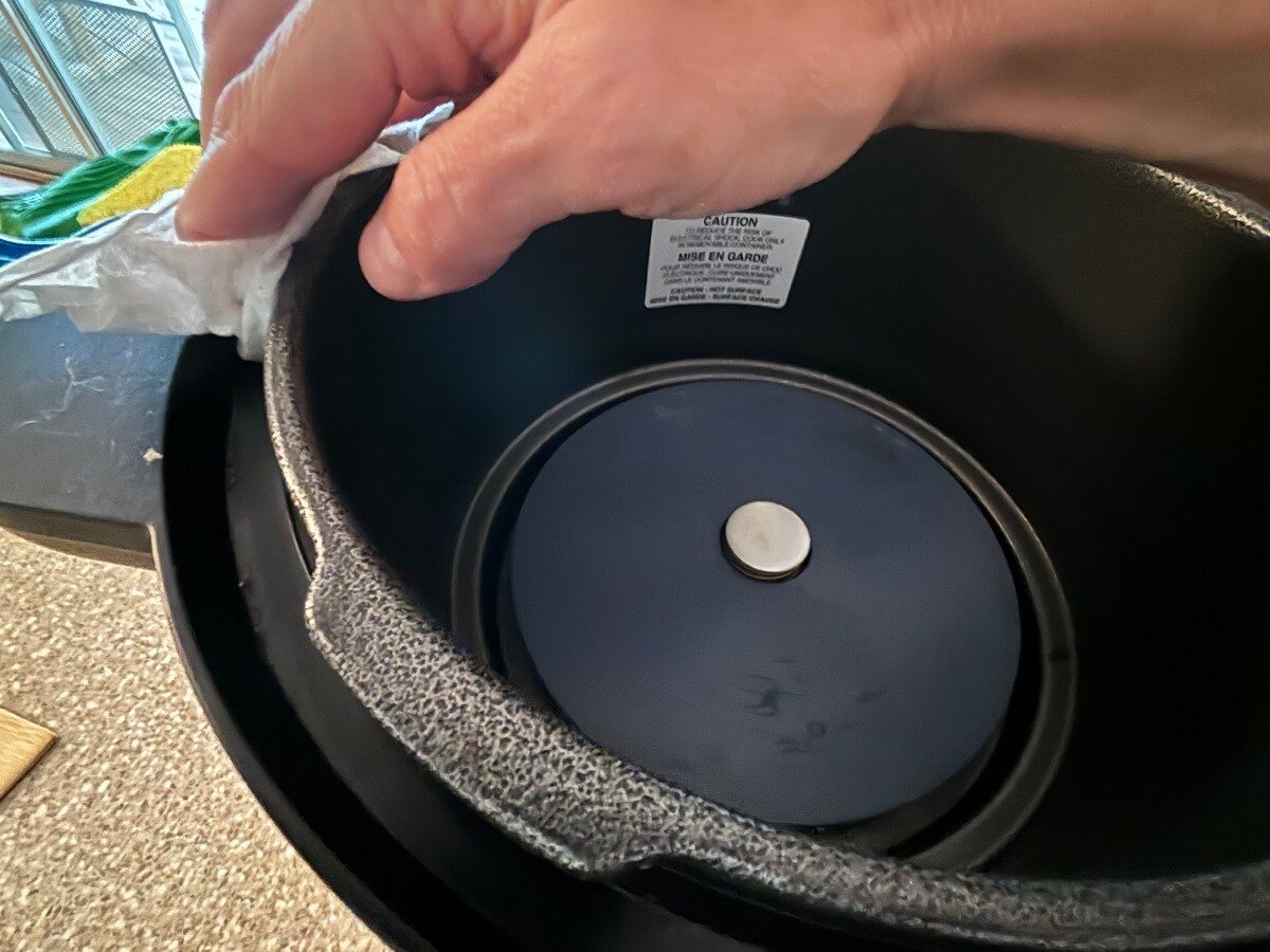 cleaning the exteriors of an instant pot