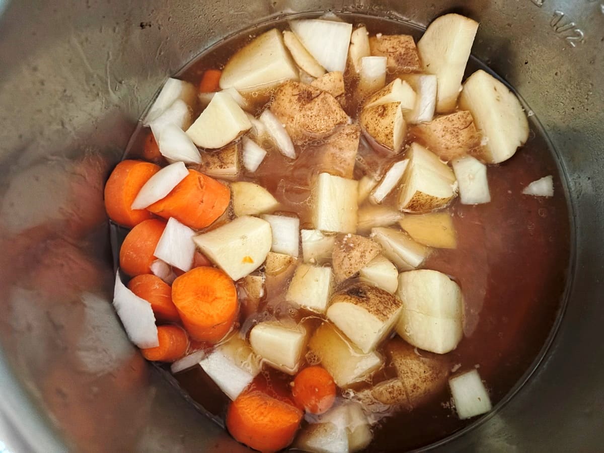 cook a roast with vegetables in an instant pot