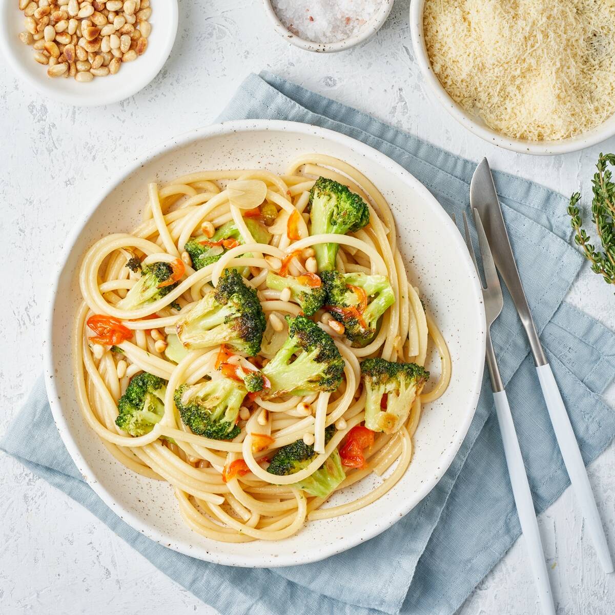 spaghetti pasta with broccoli